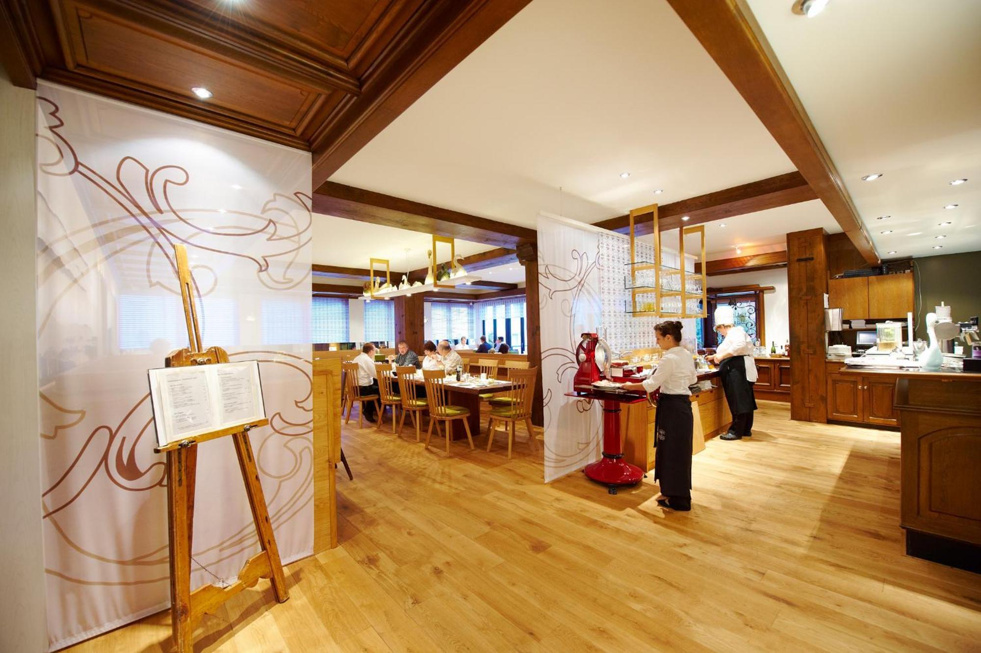 Hotel-Restaurant Schwanen Metzingen  Exterior photo